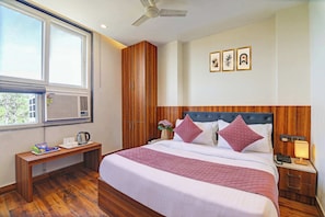 Desk, laptop workspace, soundproofing, iron/ironing board - Hotel City Inn (New Delhi)