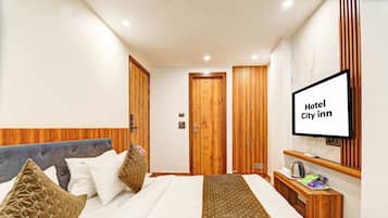 Deluxe Double Room | Desk, laptop workspace, soundproofing, iron/ironing board