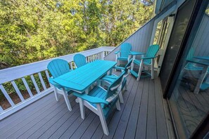 Outdoor dining - 2nd-floor Sea Colony Tennis condo with pool & gym access (Bethany Beach)