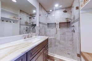 Shower, hair dryer, towels - 2nd-floor Sea Colony condo with deck, fast WiFi, & pools/tennis/hot tub (Bethany Beach)