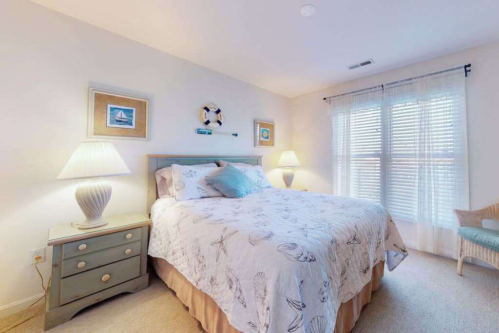Desk, iron/ironing board, WiFi, bed sheets