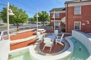 Outdoor dining - Condo near the ocean with pool, grills,washer/dryer, & AC (Rehoboth Beach)