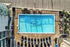 Pool - Condo near the ocean with pool, grills,washer/dryer, & AC (Rehoboth Beach)