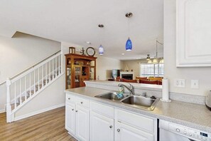 Interior - Canal Landing townhouse w/community pool, patio, close to restaurants (Rehoboth Beach)