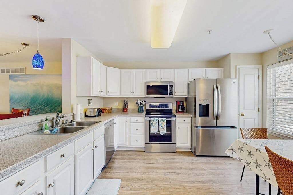 Coffee/tea maker, fridge, microwave, oven