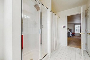 Shower, hair dryer, towels - Village of Five Points townhouse with community pool, gym, and tennis access (Lewes)
