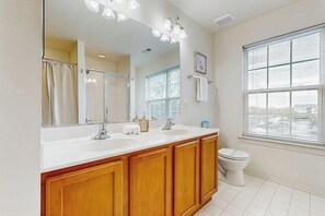 Shower, hair dryer, towels - Village of Five Points townhouse with community pool, gym, and tennis access (Lewes)