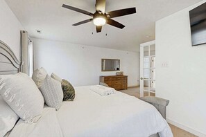 Iron/ironing board, WiFi, bed sheets - Village of Five Points townhouse with community pool, gym, and tennis access (Lewes)