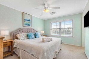 Tabla de planchar con plancha, wifi y ropa de cama