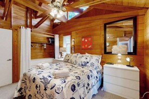 Iron/ironing board, WiFi, bed sheets - Dewey Beach cottage 1 block from the beach, dog friendly (Dewey Beach)