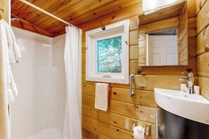 Shower, hair dryer, towels - Dewey Beach cottage 1 block from the beach, dog friendly (Dewey Beach)