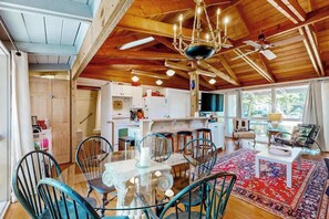 Dining - Dewey Beach cottage 1 block from the beach, dog friendly (Dewey Beach)