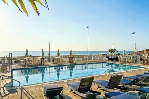 Condo near the beach with a pool, central AC, grill, & washer/dryer