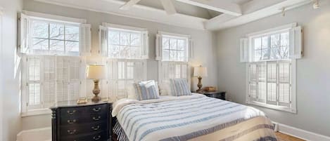 Travel cot, WiFi, bed sheets