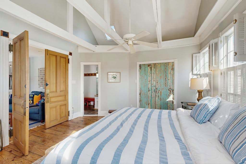 Cuna de viaje, wifi y ropa de cama 