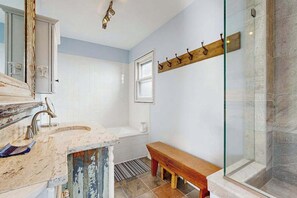 Shower, hair dryer, towels - Town of Lewes house w/deck, balcony, close to beach & restaurants (Lewes)