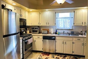 Fridge, microwave, oven, stovetop - Town of Rehoboth Beach dog-friendly house close to beach & restaurants (Rehoboth Beach)