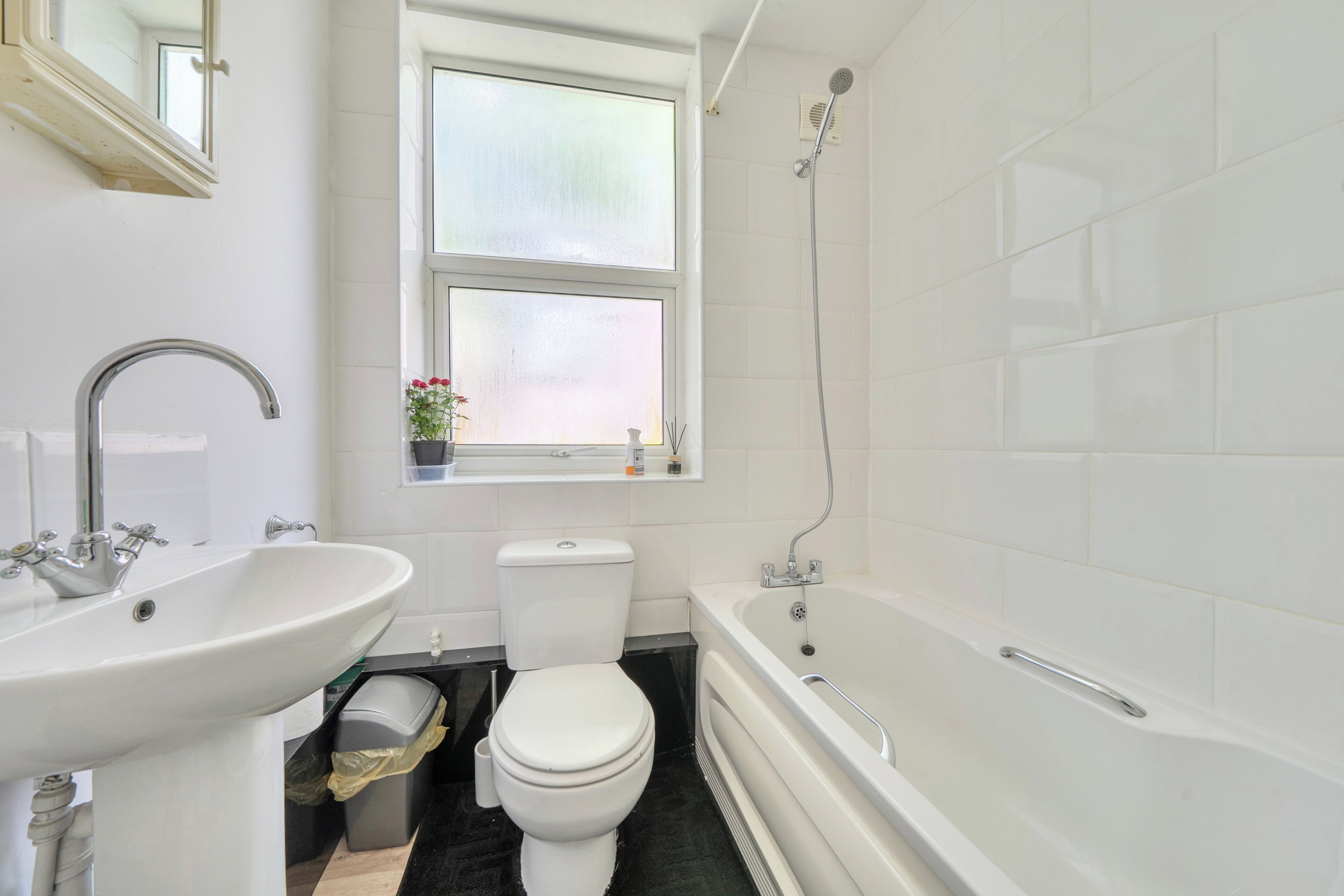 Combined shower/bathtub, deep-soaking bathtub