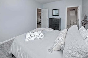 Desk, iron/ironing board, WiFi, bed sheets - Villas at Bay Crossing dog-friendly condo with pool, balcony, water views, & W/D (Lewes)