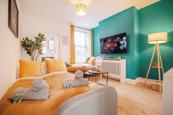A modern hotel room with a bed, a sofa, a TV, a lamp, and a window. - Modern Escape Oasis | Free Parking | 14PPL (Sheffield)