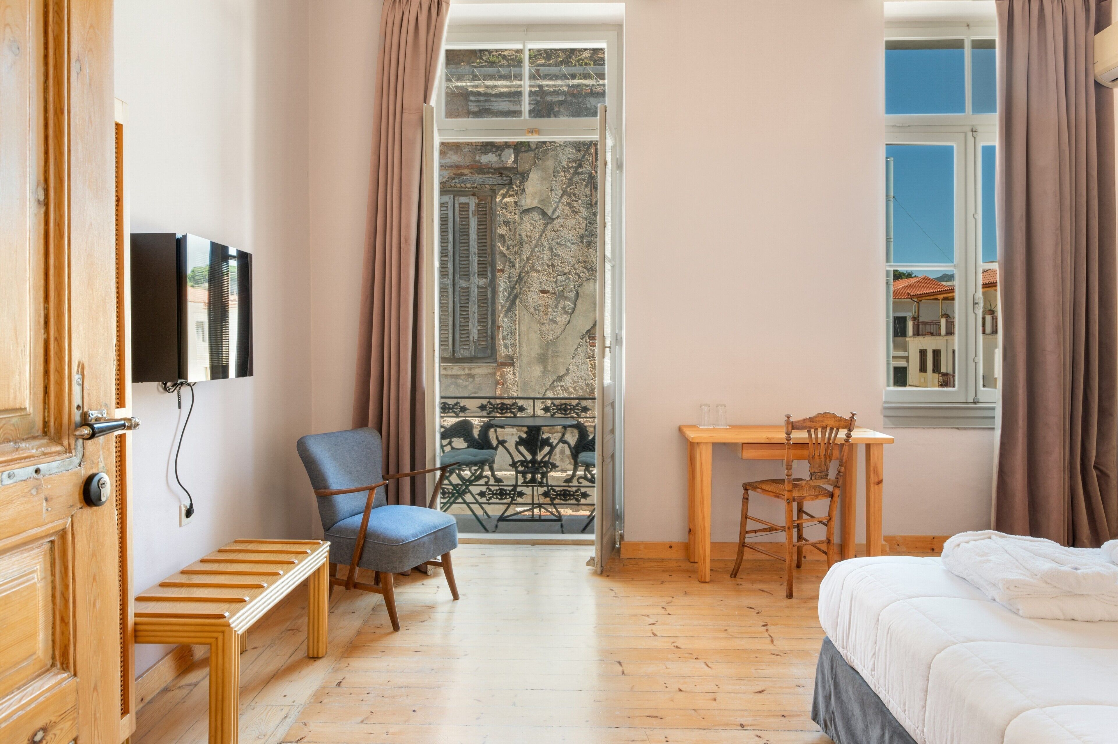 Iron/ironing board, WiFi, bed sheets