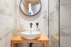 Shower, hair dryer, towels - King Aristodemus – Room with King-Size Bed and Balcony (Kalamata)