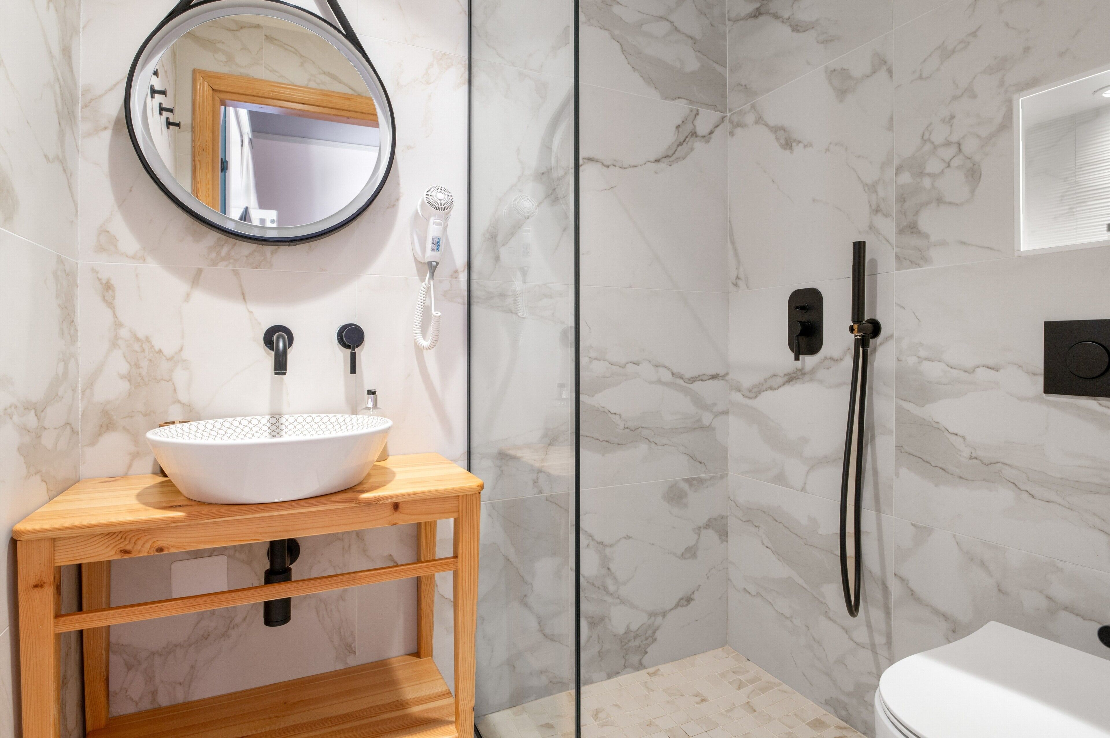 Shower, hair dryer, towels