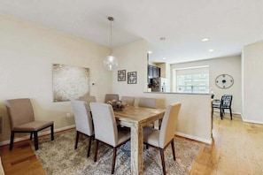 Dining - 3-story townhouse close to beach & shops w/screened porch, on-site pool & gym (Rehoboth Beach)