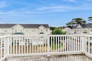 Property grounds - 3-story townhouse close to beach & shops w/screened porch, on-site pool & gym (Rehoboth Beach)
