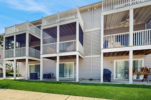 Terrace/patio - 3-story townhouse close to beach & shops w/screened porch, on-site pool & gym (Rehoboth Beach)