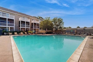 Pool - 3-story townhouse close to beach & shops w/screened porch, on-site pool & gym (Rehoboth Beach)