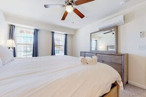 Iron/ironing board, WiFi, bed sheets - Rehoboth Beach House updated condo with outdoor pool & washer/dryer (Rehoboth Beach)