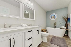 Shower, hair dryer, towels - Piney Glade dog-friendly house w/private hot tub, close to restaurants (Rehoboth Beach)