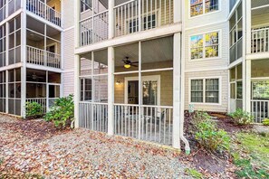 Terrace/patio - The Tides condo with pool access, covered patio, washer/dryer & central AC (Rehoboth Beach)