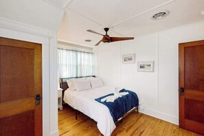 Iron/ironing board, travel cot, WiFi, bed sheets - Town of Rehoboth Beach house w/screen porch, walk to beach & restaurants (Rehoboth Beach)