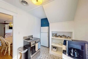 Fridge, microwave, oven, stovetop - Town of Rehoboth Beach house w/screen porch, walk to beach & restaurants (Rehoboth Beach)