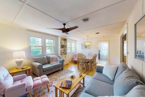 TV - Town of Rehoboth Beach house w/screen porch, walk to beach & restaurants (Rehoboth Beach)