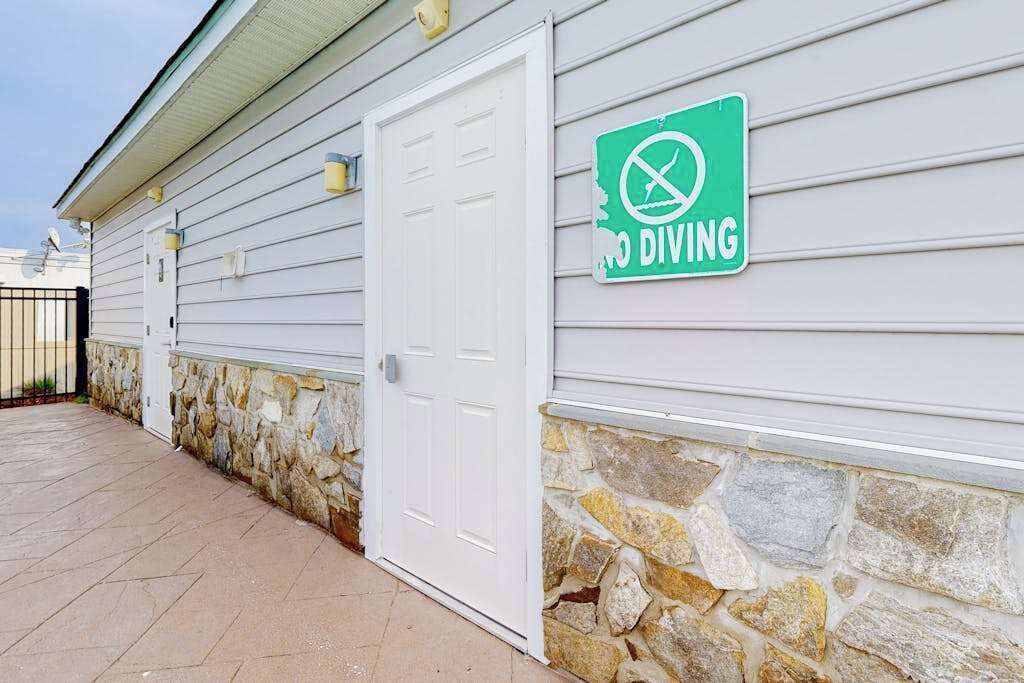 Ein Gebäude mit einem 'No Diving'-Schild an der Wand.
