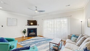Ein Wohnzimmer mit Kamin, Sofa und Couchtisch.