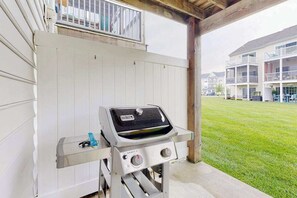 Terrace/patio - Rehoboth Crossing townhouse with pool, gym, balcony, grill, W/D, bikes, & patio (Rehoboth Beach)