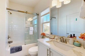 Shower, hair dryer, towels - Luxurious Oyster House Village retreat near golf, beach, & boardwalk (Rehoboth Beach)