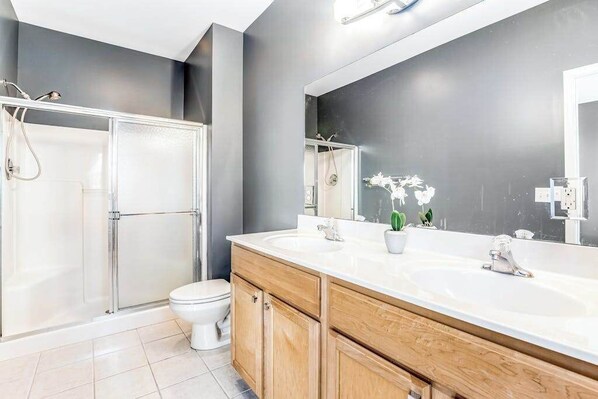 Shower - Oyster Bay Villas townhome with free WiFi, screened patio, & shared pool (Rehoboth Beach)