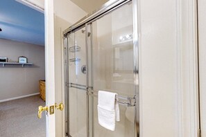Douche, sèche-cheveux, serviettes fournies