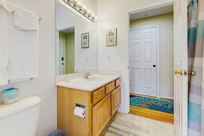 Shower, towels - Eagles Landing comfy condo with pools and tennis courts - 1 mile to beach (Rehoboth Beach)