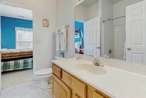 Shower, towels - Eagles Landing comfy condo with pools and tennis courts - 1 mile to beach (Rehoboth Beach)