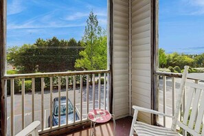 Property grounds - Eagles Landing comfy condo with pools and tennis courts - 1 mile to beach (Rehoboth Beach)