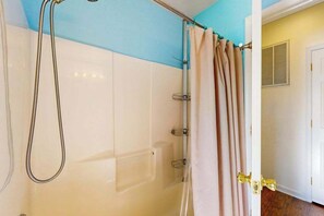 Een douche, een haardroger, handdoeken