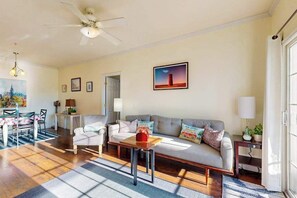 TV, offices - Spacious Creekwood condo with shared pool, Balcony, W/D & Free WIFI (Rehoboth Beach)