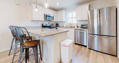 Rehoboth Beach House coastal condo w/ pool, clubhouse, fast WiFi, & washer/dryer