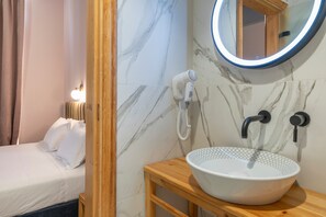 Douche, sèche-cheveux, serviettes fournies